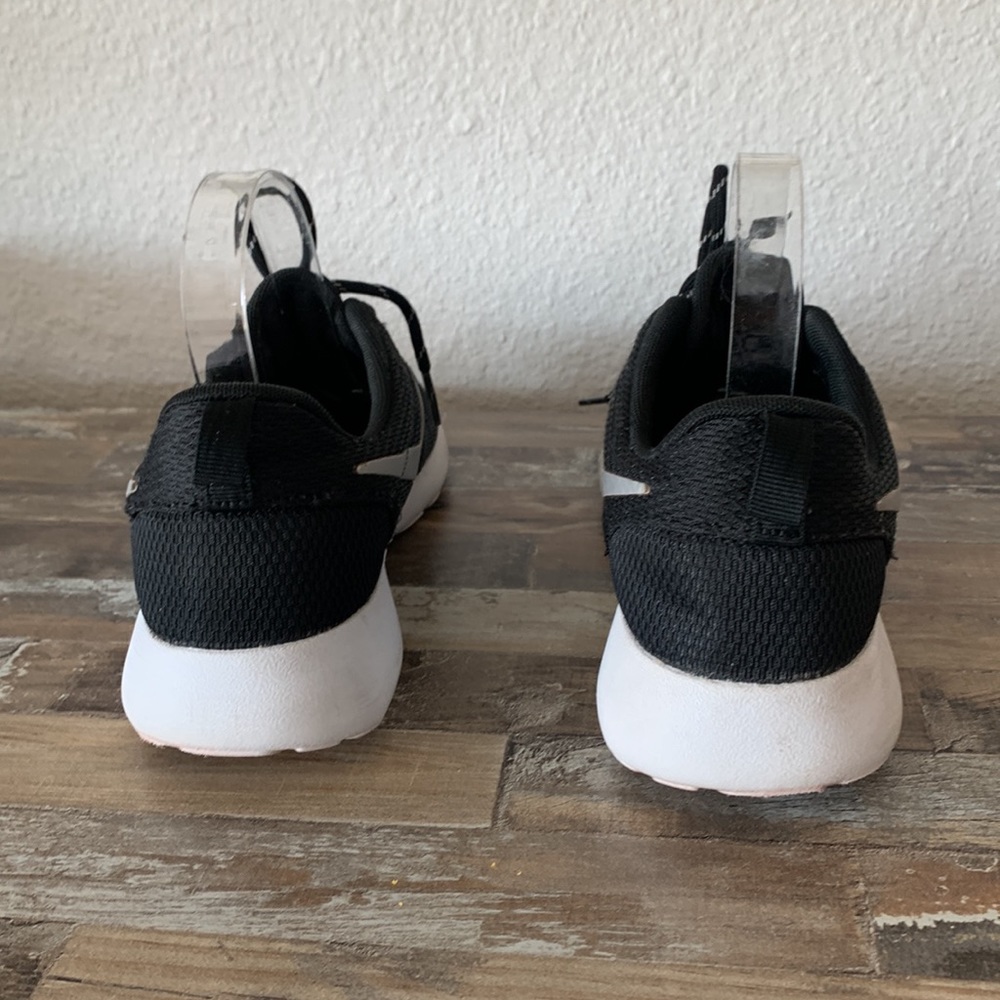 Nike Roshe One Women’s Lace Up Sneakers Black White Size 8.5 Minimalist Comfort - Picture 3 of 12